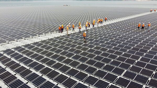 Солнечные батарее над водной поверхностью плотины Сириндхорн в Убонратчатхани, Таиланд - Sputnik 日本