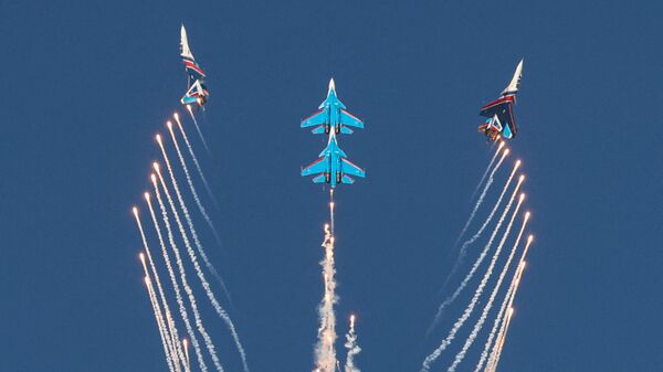 Российская пилотажная группа Русские витязи во время выступления в летной программе Dubai Airshow 2021 - Sputnik 日本