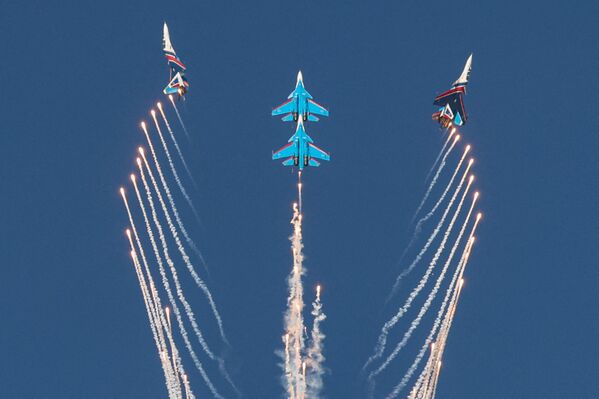 ドバイ航空ショー（Dubai Airshow）で、戦闘機Su-27による飛行を披露するロシア空軍の展示飛行チーム「ロシアの勇者たち」 - Sputnik 日本