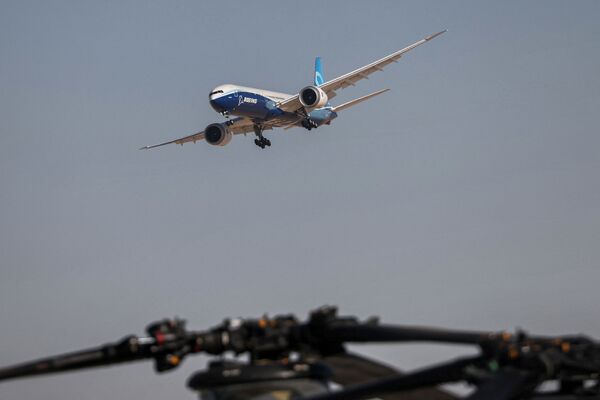 ドバイ航空ショー（Dubai Airshow）で、デモフライトを行うボーイング社の新型機「ボーイング777X」 - Sputnik 日本