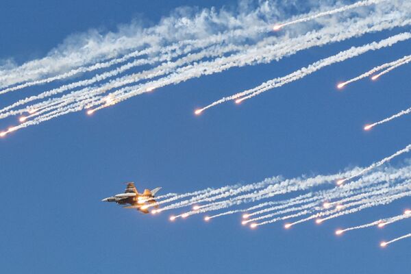 ドバイ航空ショー（Dubai Airshow）で、機動飛行を披露する戦闘機「ファイティング・ファルコン」 - Sputnik 日本