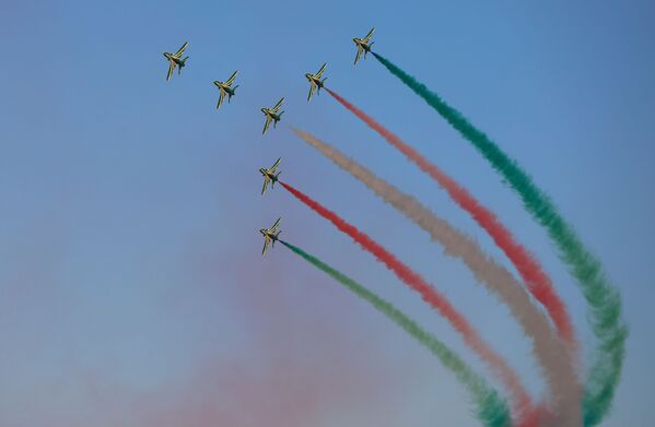 ドバイ航空ショー（Dubai Airshow）で、サウジアラビア空軍の展示飛行チーム「サウジ・ホークス」 - Sputnik 日本