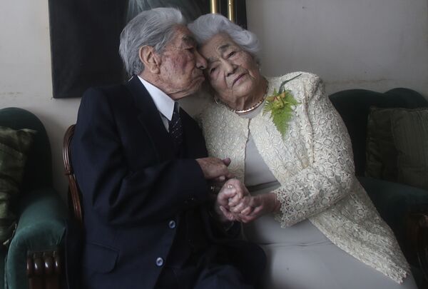 世界最高齢の夫婦に認定された夫のフリオ・モラさん（111）と妻のワルドラミーナさん（105）（エクアドル・キト、2020年8月28日） - Sputnik 日本
