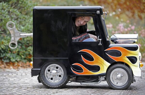 公道を走行できる世界一小さい車（全長129センチ、幅66センチ）を運転する英国のペリー・ワトキンスさん（ドイツ・ドイツ・エッセン、2010年11月8日） - Sputnik 日本