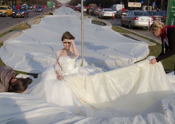 世界一長いウェディングドレス（2750メートル）を着るモデルのエマ・ドゥミトレスクさん（ルーマニア・ブカレスト2012年3月20日） - Sputnik 日本