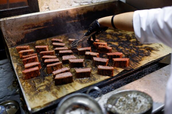 イスラエル・テルアビブのレストランで、Redefine Meat社の3Dプリント肉で作ったステーキを焼くシェフ - Sputnik 日本