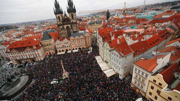 Протест против ограничительных мер в связи с COVID-19 во время празднования 32-й годовщины Бархатной революции в Праге - Sputnik 日本