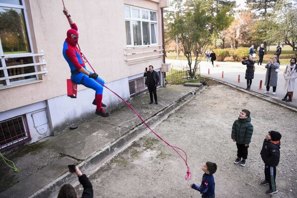がん患者に薬を提供するイベントで、子ども病院にスパイダーマンの恰好をして現れた男性（コソボ・プリシュティナ、17日） - Sputnik 日本