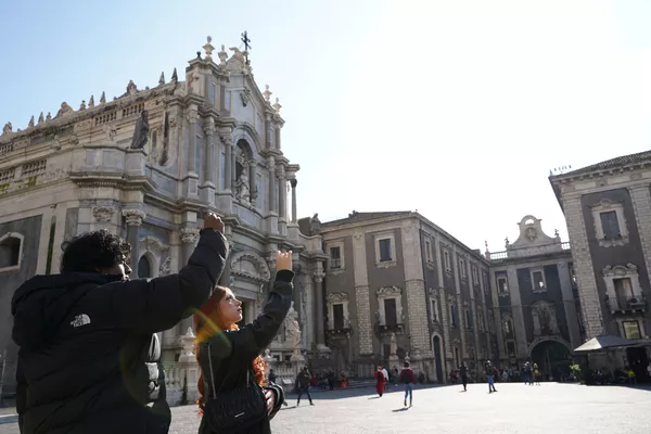 イタリア・ピサのドゥオモ広場で部分月食を見る人々 イタリア・ピサのドゥオモ広場で部分月食を見る人々 - Sputnik 日本