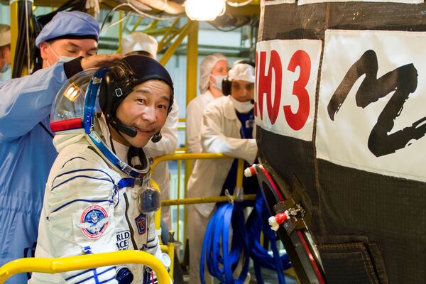 宇宙服を着て宇宙船ソユーズの横に立つ前澤友作氏（カザフスタン・バイコヌール宇宙基地、20日） - Sputnik 日本