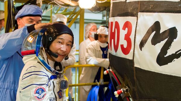 Японский предприниматель Юсаку Маесава у ракеты Союз во время подготовки к полету к МКС - Sputnik 日本