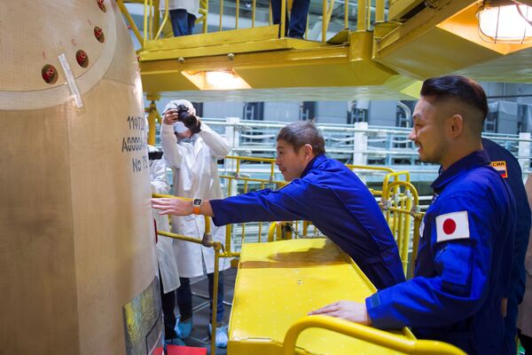 宇宙服を着て宇宙船ソユーズの横に立つ前澤友作氏とマネージャーの平野陽三氏（カザフスタン・バイコヌール宇宙基地、20日） - Sputnik 日本
