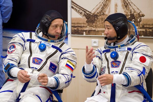 アレクサンドル・ミスルキン宇宙飛行士と会話をする前澤友作氏（カザフスタン・バイコヌール宇宙基地、20日） - Sputnik 日本