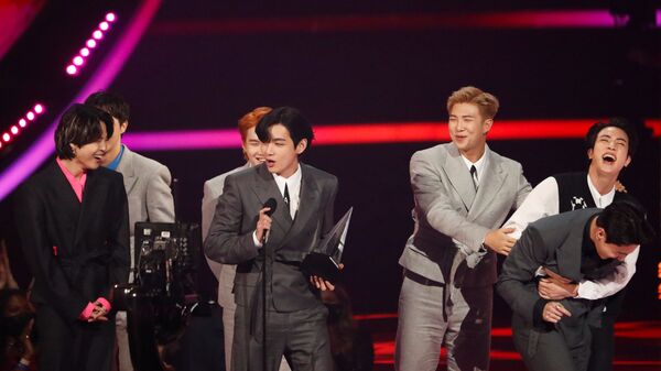 BTS получают награду в номинации Артист года на 49-й ежегодной церемонии вручения наград American Music Awards в Microsoft Theater в Лос-Анджелесе - Sputnik 日本