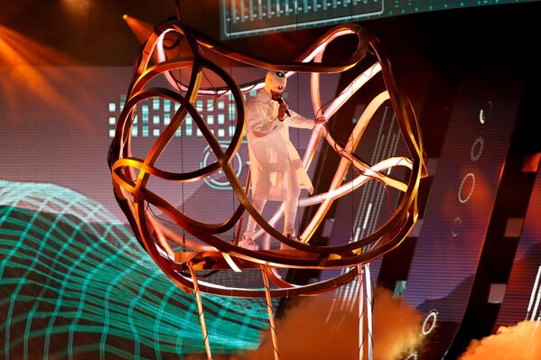 AMA授賞式でパフォーマンスを披露する歌手のバッド・バニーさん（米カリフォルニア・ロサンゼルス、21日） - Sputnik 日本