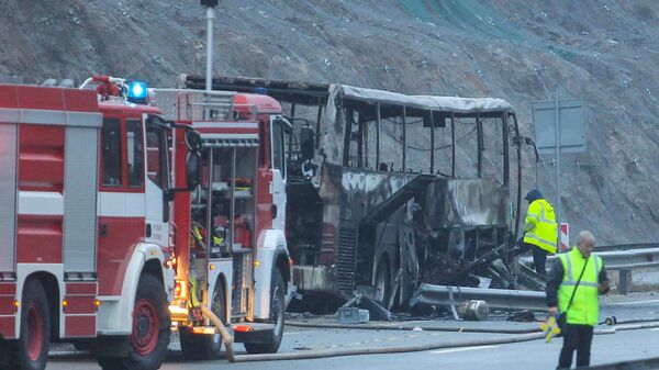 Полиция и спасатели рядом со сгоревшим автобусом в Болгарии - Sputnik 日本