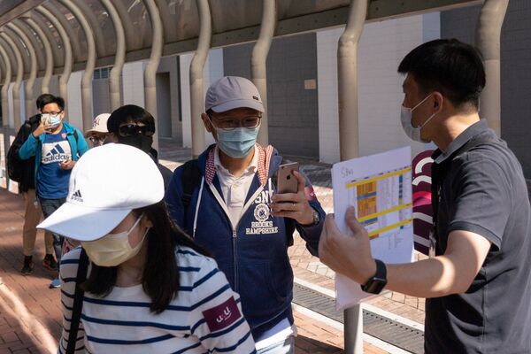 バスに乗る前に新型コロナウイルス感染対策に必要なQRコードを読み取るするツアー客 - Sputnik 日本