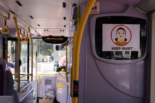 ツアーバスの車内に貼られた「Keep Quiet（静かに）」の貼り紙 - Sputnik 日本