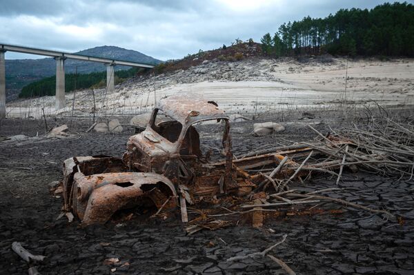 水没したアセレド村の朽ちた自動車 - Sputnik 日本