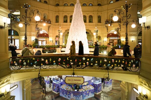 クリスマスと新年の装飾がされたグム百貨店の中を歩く人々（ロシア・モスクワ、22日） - Sputnik 日本