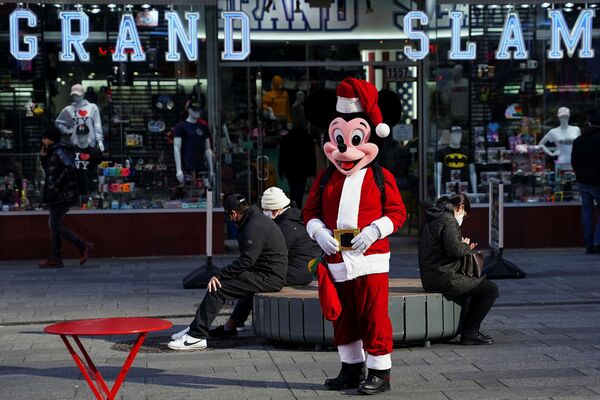 タイムズスクエアに立つサンタクロース姿のミッキーマウス（米ニューヨーク、23日） - Sputnik 日本