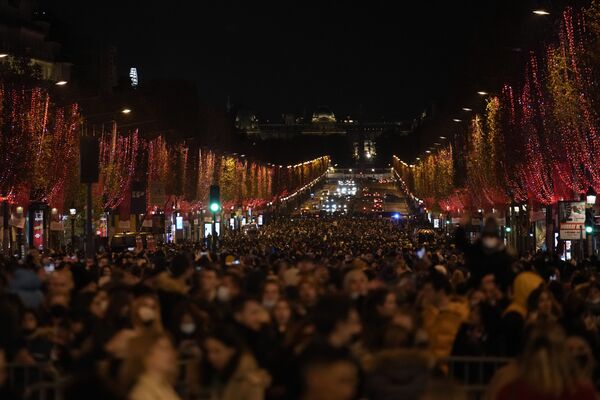 クリスマスイルミネーションの点灯式を見るため、シャンゼリゼ通りに集まった人々（フランス・パリ、21日） - Sputnik 日本
