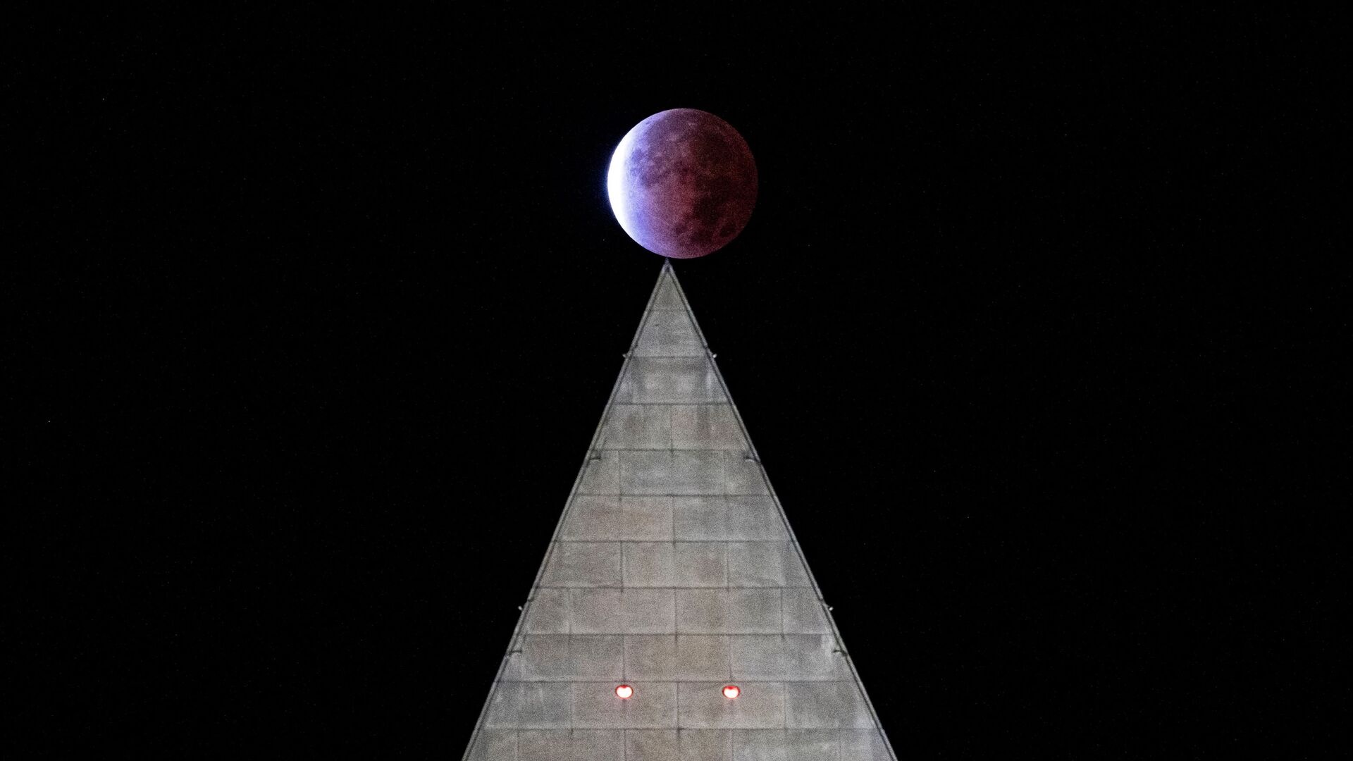 Частичное лунное затмение Луны Бобра над монументом Вашингтона, США - Sputnik 日本, 1920, 04.02.2022