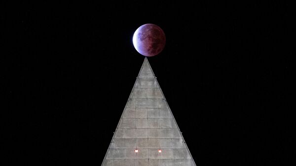 Частичное лунное затмение Луны Бобра над монументом Вашингтона, США - Sputnik 日本