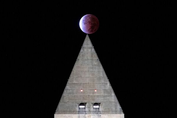 ワシントン記念塔の真上に昇る満月「ブラッドムーン」の部分月食（米ワシントンD.C.、19日） - Sputnik 日本