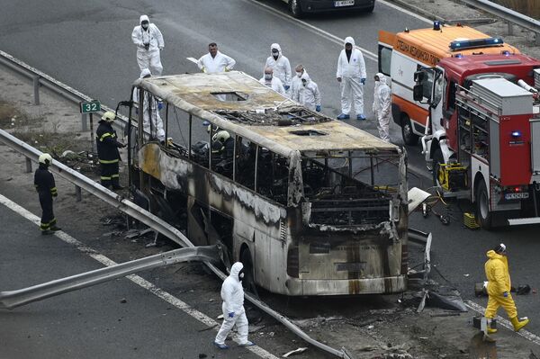 高速道路で発生したバス炎上事故の現場で作業する当局の職員ら（ブルガリア・ソフィア近郊） - Sputnik 日本
