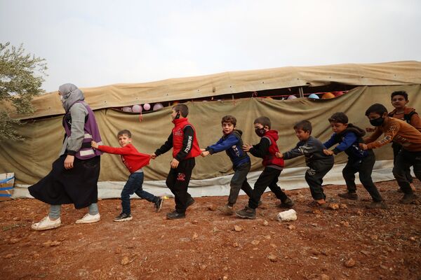 国内避難民キャンプで「世界子どもの日」を祝うイベントに参加する子どもたち（シリア・イドリブ県近郊、20日） - Sputnik 日本
