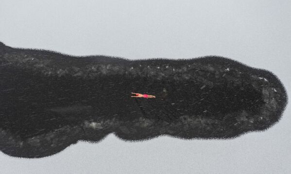 公園の凍結した湖で泳ぐ寒中水泳の愛好家（中国・遼寧省瀋陽市、22日） - Sputnik 日本