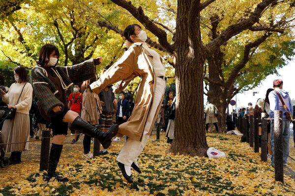 紅葉のもとで写真を撮る人々（日本・東京都、23日） - Sputnik 日本