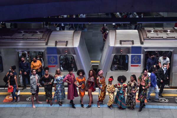 「黒人意識の日」を記念したプロジェクトの一環で、地下鉄の駅で貧困地域の学生がデザインした服を着るモデルら（ブラジル・サンパウロ、19日） - Sputnik 日本