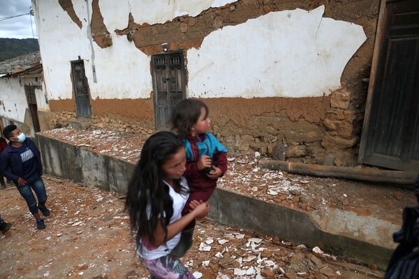 被災地の通りを歩く子どもたち（ペルー・アマソナス県、28日） - Sputnik 日本