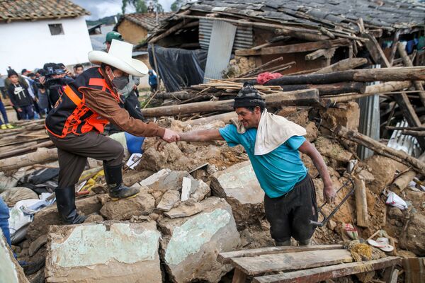 ペドロ・カスティジョ大統領と握手を交わす被災地の住民（ペルー・アマソナス県、28日） - Sputnik 日本