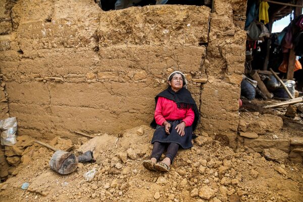 地震の被害を受けた住宅に座る女性（ペルー・アマソナス県、28日） - Sputnik 日本