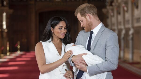 In this Wednesday May 8, 2019 file photo Britain's Prince Harry and Meghan, Duchess of Sussex, pose during a photocall with their newborn son Archie, in St George's Hall at Windsor Castle, Windsor, south England. The Duchess of Sussex has revealed that she had a miscarriage in July. Meghan described the experience in an opinion piece in the New York Times on Wednesday. She wrote: I knew, as I clutched my firstborn child, that I was losing my second. The former Meghan Markle and husband Prince Harry have a son, Archie, born in 2019.  - Sputnik 日本