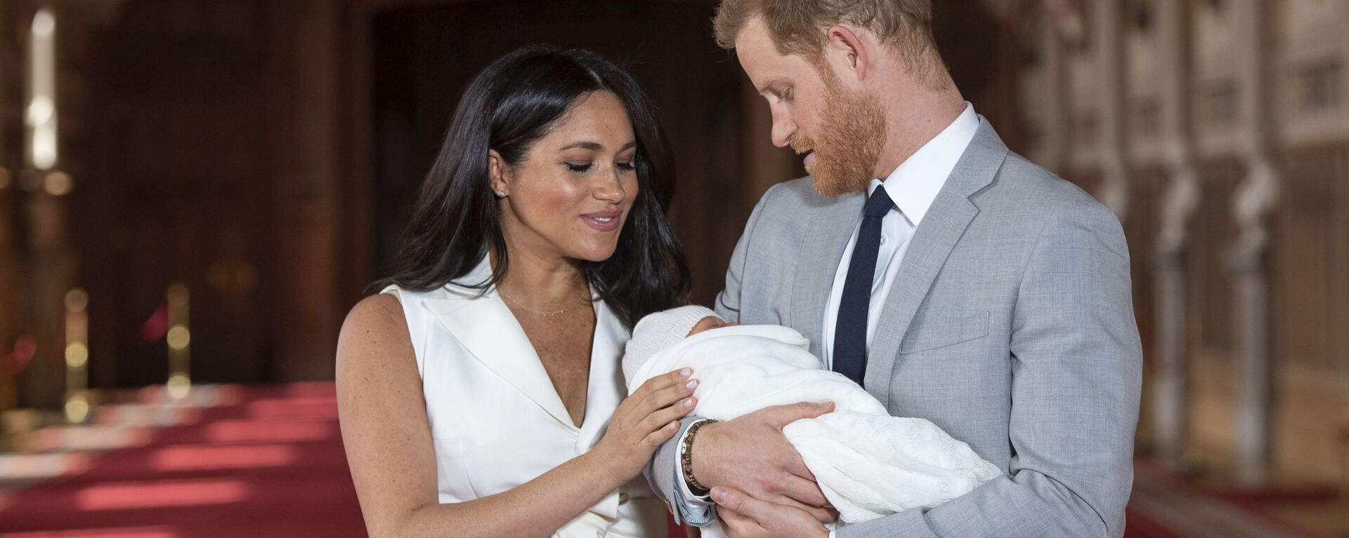 In this Wednesday May 8, 2019 file photo Britain's Prince Harry and Meghan, Duchess of Sussex, pose during a photocall with their newborn son Archie, in St George's Hall at Windsor Castle, Windsor, south England. The Duchess of Sussex has revealed that she had a miscarriage in July. Meghan described the experience in an opinion piece in the New York Times on Wednesday. She wrote: I knew, as I clutched my firstborn child, that I was losing my second. The former Meghan Markle and husband Prince Harry have a son, Archie, born in 2019.  - Sputnik 日本, 1920, 29.11.2021