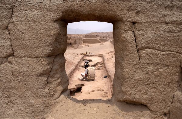 カハマルキリャ遺跡で発掘作業をすすめる考古学者ら（ペルー・リマ郊外、30日） - Sputnik 日本