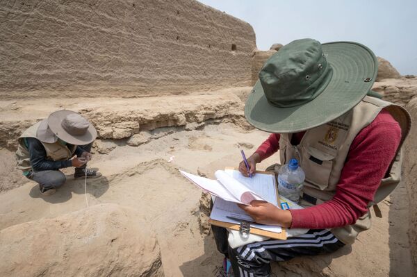 カハマルキリャ遺跡で発掘作業をすすめる考古学者ら（ペルー・リマ郊外、30日） - Sputnik 日本