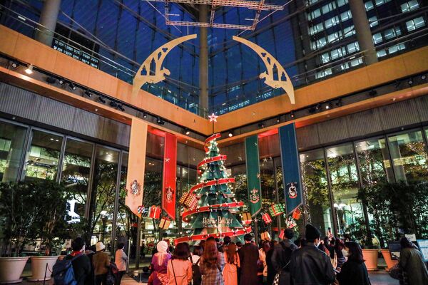 丸の内ビル1階に飾られた「ハリー・ポッター」をモチーフにしたクリスマスツリー - Sputnik 日本