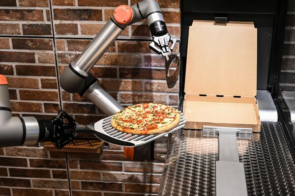 同名のスタートアップが開発したピザづくりロボット「パッツィ（Pazzi）」（フランス・パリ郊外、7月5日） - Sputnik 日本
