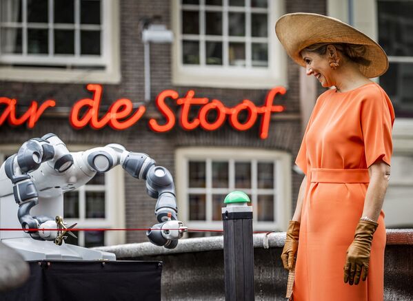 3Dプリントの橋の開通式でテープカットをするロボット（オランダ・アムステルダム、7月15日） - Sputnik 日本