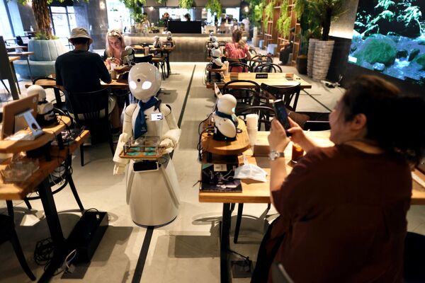 日本のロボット企業「オリィ研究所」開発の「オリヒメ（OriHime）」。分身ロボットカフェ「DAWN」で客に注文を提供する（日本・東京、8月17日） - Sputnik 日本