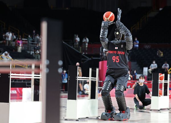 日本の自動車メーカー「トヨタ自動車」が開発したAIバスケットボールロボット「CUE4」。東京五輪・男子バスケ予選のハーフタイムに登場した（日本・東京、7月25日） - Sputnik 日本