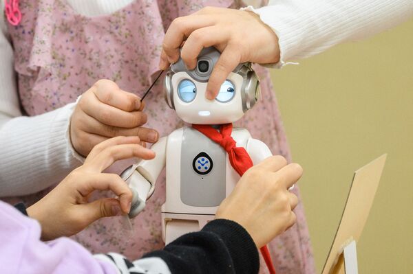 保育園に試験的に導入された小型ロボット「アルファ・ミニ（Alpha Mini）」。高さ24.5センチで、歌ったり踊ったりすることができる（韓国・ソウル、11月23日） - Sputnik 日本