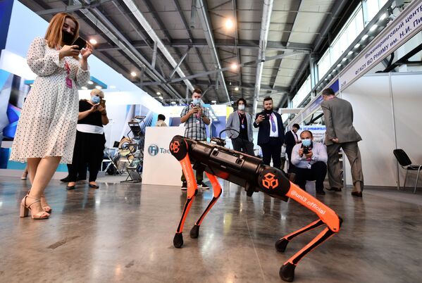 中国のロボット開発会社「ユニツリー・ロボティクス」開発の四足歩行ロボット「Aliengo」。総合産業博覧会「イノプロム（INNOPROM）」で披露された（ロシア・エカテリンブルグ） - Sputnik 日本