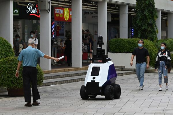 シンガポールのホームチーム科学技術庁（HTX）が試験導入したパトロールロボット「ザビエル（Xavier）」。市民の行動を監視し、モニターに警告文を発する（シンガポール、9月6日） - Sputnik 日本