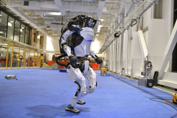 米国のロボット開発会社「ボストンダイナミクス」の二足歩行ロボット「アトラス（Atlas）」。バク宙やパルクールもこなす（米マサチューセッツ州・ウォルサム、1月13日） - Sputnik 日本